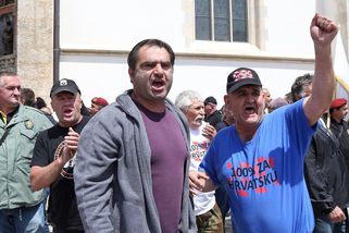 Boj restauratérů na chorvatském Hvaru. Situace je vážná, lidé demonstrují