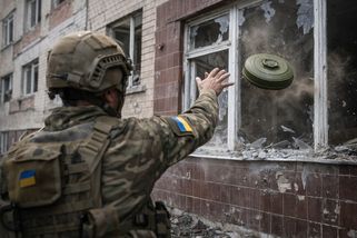 Video: granát je hodně slabý odvar. Ukrajinci hodili po Rusech upravenou protitankovou minu
