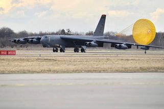 Americký bombardér B-52 přistál na letišti Leoše Janáčka | Military Magazín