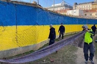 Schwarzenberg pomaloval zeď paláce ukrajinskými barvami - Novinky