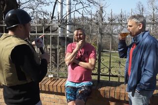 Hlásí se mi lidé s kladivy, chtějí bourat zeď u ruské ambasády, říká starosta - Seznam Zprávy