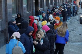 Před bankomaty v Rusku jsou fronty. Lidé chtějí dolary, jsou ale už jen rubly - Novinky