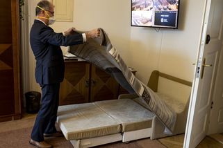 Čeká se snad, až někdo zkolabuje? Poslanci jedou na krev - Novinky