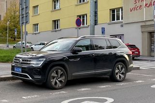 V Praze se objevil Volkswagen, který u nás vůbec nemá co dělat. Navíc na podivných registračních značkách - Garáž.cz