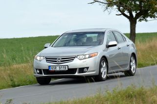 Honda Accord 2.4 VTEC je jedna z nejlepších ojetin za čtvrt milionu. Trochu ji kazí jen líný automat - Garáž.cz