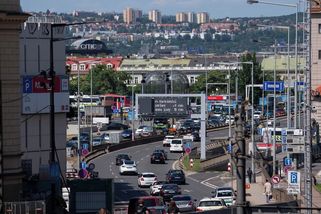 Prodej ojetých aut klesl o třetinu, táhly elektromobily - Novinky