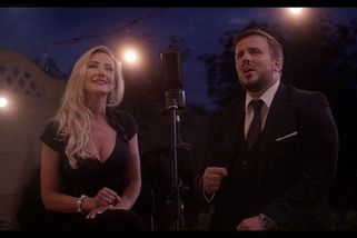 Z téhle písně až mrazí: Jako by Karel Gott a Iveta Bartošová zazpívali z nebes | Super.cz