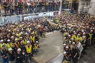 Tesla vyrobila první Cybercab, prodej chce zahájit ještě letos