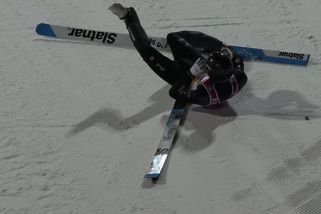 Hrůza na mamutím můstku. Skokan se zřítil z výšky na záda, míří už do druhé nemocnice - Sport.cz