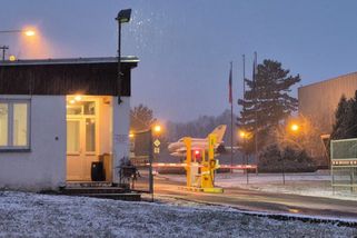 Babiš a Zůna dorazili na leteckou základnu do Čáslavi - Novinky