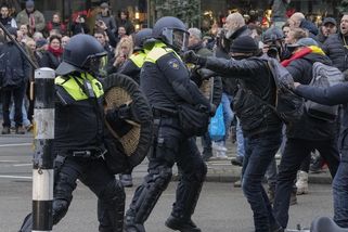 Brutální zásah v Amsterdamu. Policisté mlátili „covidové“ demonstranty obušky - Novinky