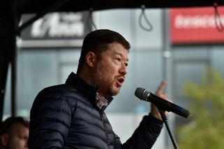 Politický podnikatel Tomio Okamura křičí, že Fialo...