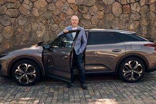 Šarmantní Marek Eben má nové auto. Už dvacet let je věrný jedné značce, teď jde ale proti proudu - Garáž.cz