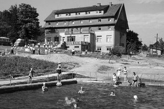 Dovolená za socíku? Autokempy, chaty, konzervy, rekreační zařízení ROH i nudistické pláže v NDR - Proženy.cz