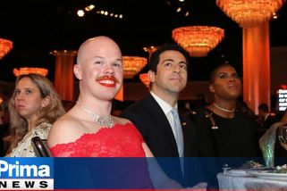 Holá hlava, knír, vysoké podpatky a křiklavé róby. Vizáž Bidenova poradce vyvolává úžas