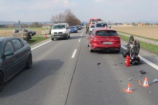 Sedmnáctiletý motorkář na Šumpersku nedobrzdil. Po nárazu přeletěl střechu auta - Novinky