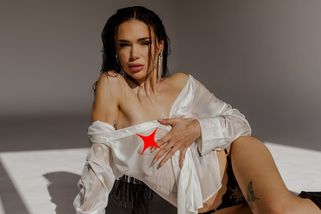 Mokrá košilka a žádná podprsenka! Mersi z Růže nafotila velmi odvážné snímky.