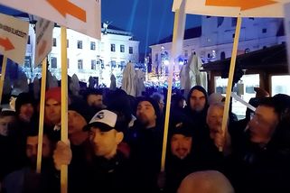 „Zlatíčko, ta idea je pro nás důležitá.“ Na Orbánově mítinku znělo mohutné oslavné skandování i nesouhlasný pískot - Novinky