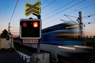 Srážka vlaku s pracovním strojem na Smíchově omezila železniční provoz - Seznam Zprávy