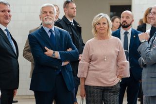 Módní úlet Evy Pavlové z návštěvy Pardubického kraje: Podivný svetr i nepadnoucí doplněk – eXtra.cz