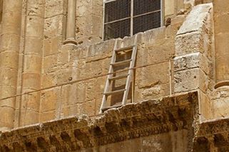 Jen přesun židle v chrámu Božího hrobu způsobil rvačku. S žebříkem se raději nehýbalo už 300 let - Médium.cz