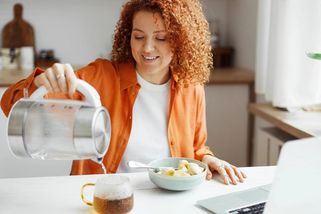 iReceptář | Ponechávání vody v rychlovarné konvici vytváří ideální prostředí pro množení mikroorganismů a korozi