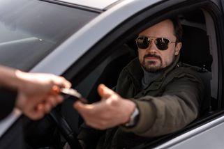 Řidičům hrozí pokuty i za drobnosti: Až 5 tisíc za otevřené okýnko nebo běžící motor u stojícího auta