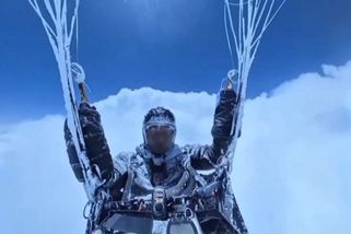 Video: Málem umrzl. Silný proud vynesl paraglidistu až do výšky Mount Everestu - Seznam Zprávy