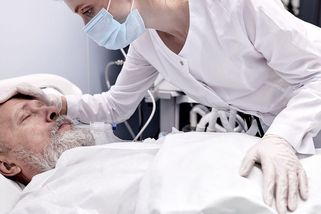 Umírání za zdmi nemocnic. Proč neumíme říct sbohem a co to dělá s naší duší - Novinky