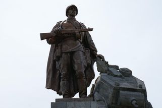 Ukrajinské tanky při invazi před 57 lety - Médium.cz