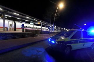 Muž v Německu vyzbrojený noži chtěl zabíjet ve vlaku, policie jej na nádraží zatkla - Novinky