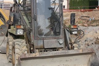 Mladíka na Karlovarsku zavalil ve výkopu nakladač, na místě zemřel - Novinky