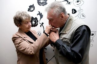 Vypadala jako šmudla z prachu a špíny, ze které si každý dělal legraci. Přesto jí ležela u nohou celá země