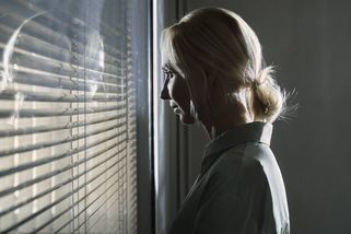 Němá tajemství: Strhující příběh, bolestivé téma a skvělá Jana Plodková. To je film Tomáše Mašína a Alice Nellis