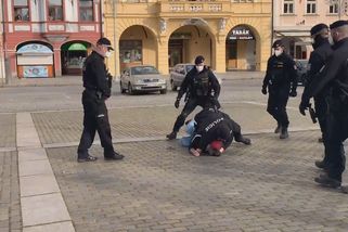Policisté zaklekli mladíka bez roušky v Českých Budějovicích - Novinky