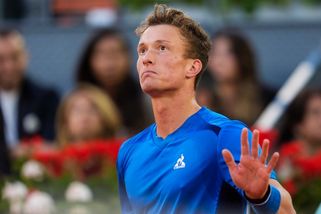 Lehečkova múza si před fanoušky pohrávala s knoflíčky svého outfitu