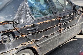 Na ulici mu někdo obešel auto klíčem. Pomstil se jako král, Češi mu tleskají