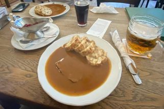 Dát si jídlo v hospodě se stává výsadou boháčů. Takové ceny už jsou pro Čechy příliš, mnozí si radši uvaří oběd doma