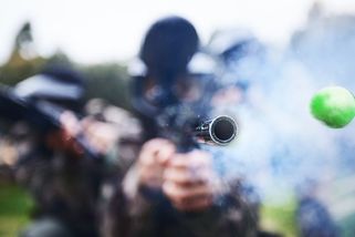 Facky a střelba z airsoftové zbraně. Na Karlovarsku se utkali sokové v lásce - Novinky