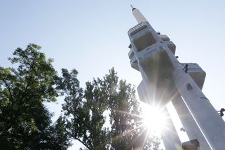 "Jakešův prst" slaví 40 let. Stavba žižkovského vysílače začala demolicí hrobů