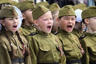 Rusko militarizuje výuku ve školách, učí se rozborka kalašnikova i ovládání dronů. Západ je v učebnicích nepřítel - Novinky