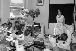 Povinné prvomájové průvody, ruština a Pionýr. I tak vypadalo socialistické školství - Proženy.cz