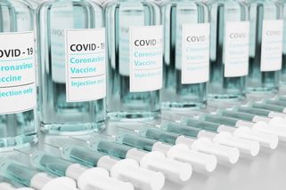 Vakcínové akcie pod tlakem. Od začátku roku Pfizer a spol. investorům prodělávají