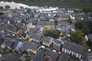 V Německu se zřítil hotel, dva mrtví a devět lidí pod troskami - Novinky