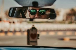 Malá páčka pod zrcátkem má velký význam. Většina řidičů ale její funkci nezná