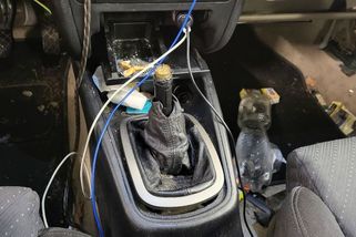 Pahýl místo řadicí páky, utržený výfuk, bez zrcátka. Vrak s platnou STK v Jindřichově Hradci měl 21 závad - Novinky