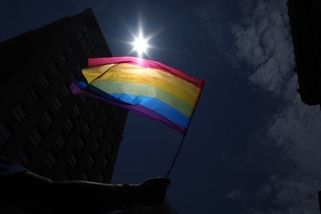 Dělník Volkswagenu na Slovensku svěsil duhovou vlajku před podnikem, dostal hodinovou výpověď - Novinky