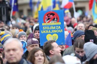 FOTO: Stojíme za Ukrajinou! Lidé zaplnili Staroměs...