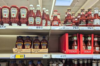 Myslíte si, že kečup ve skle je vždy lepší než v plastu? Pravda je složitější