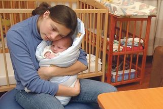 Ovoce jen ve slevě, vajíčka vůbec. Samoživitelky nevědí, kde ušetřit - Novinky